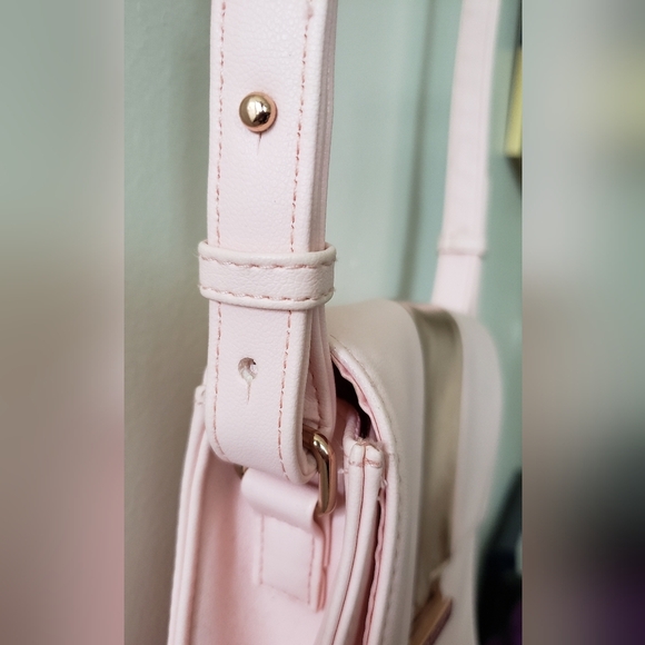 3/$20 Juicy Couture Crossbody Bag Light Pink With Gold Accents - Picture 4 of 9